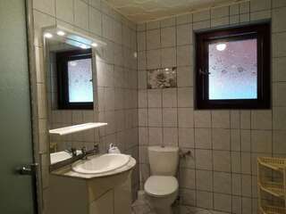 Проживание в семье Agroturystyka SKALNE Szczawa Четырехместный номер с собственной ванной комнатой вне номера-5